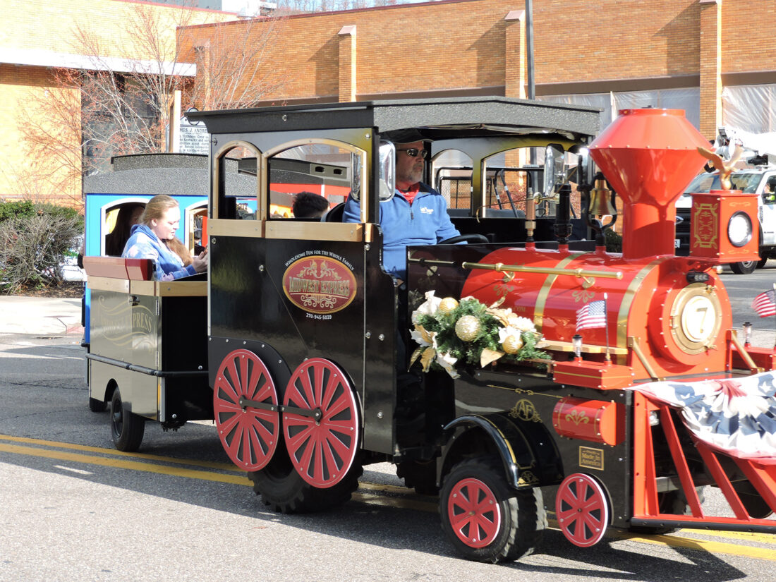 Christmas comes to Main Street in Weirton - Weirton Daily Times